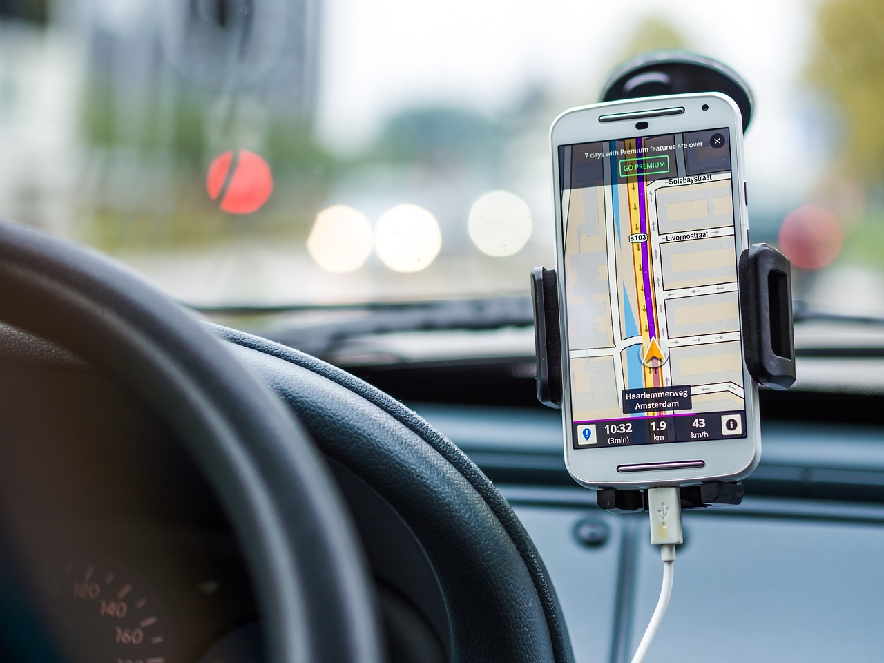 pessao viajando com gps no painel do carro