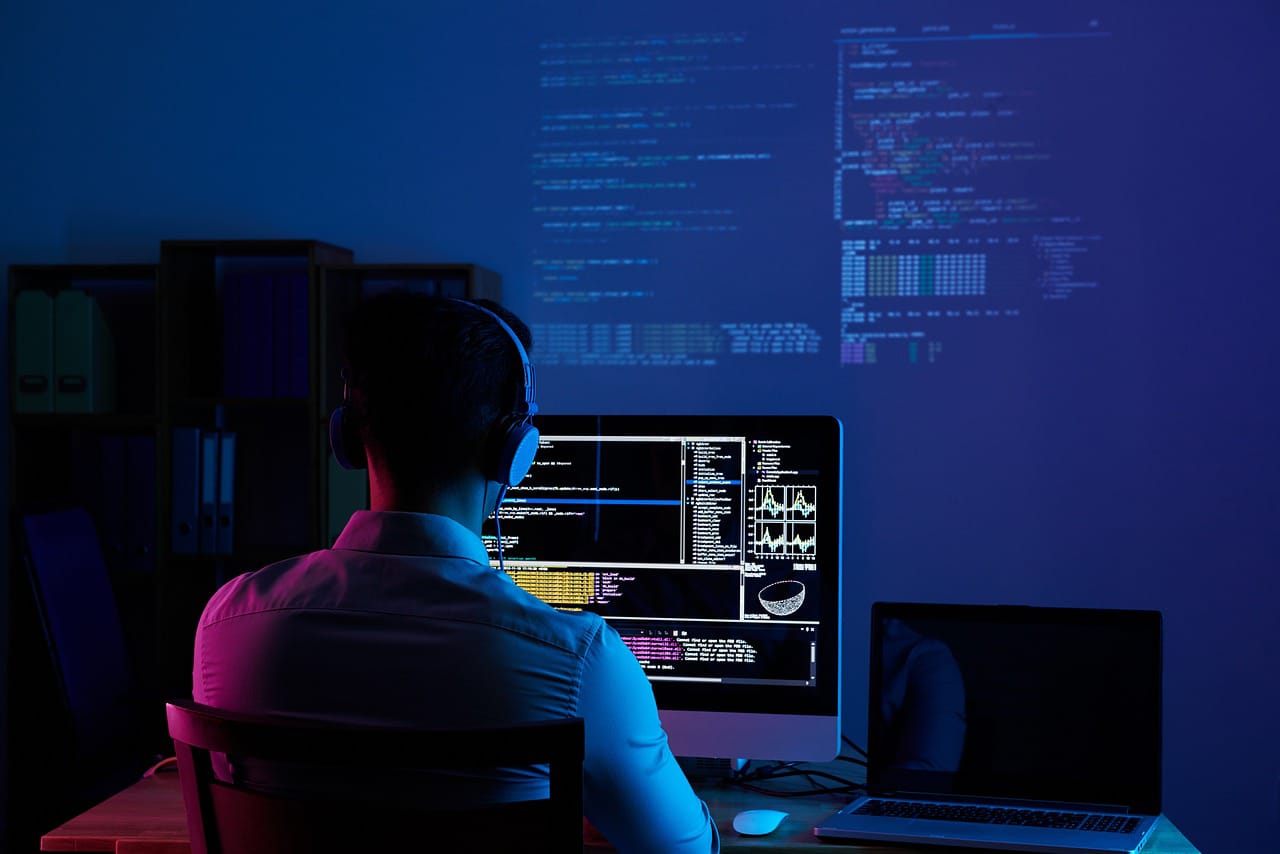 pessoa trabalhando com programação
